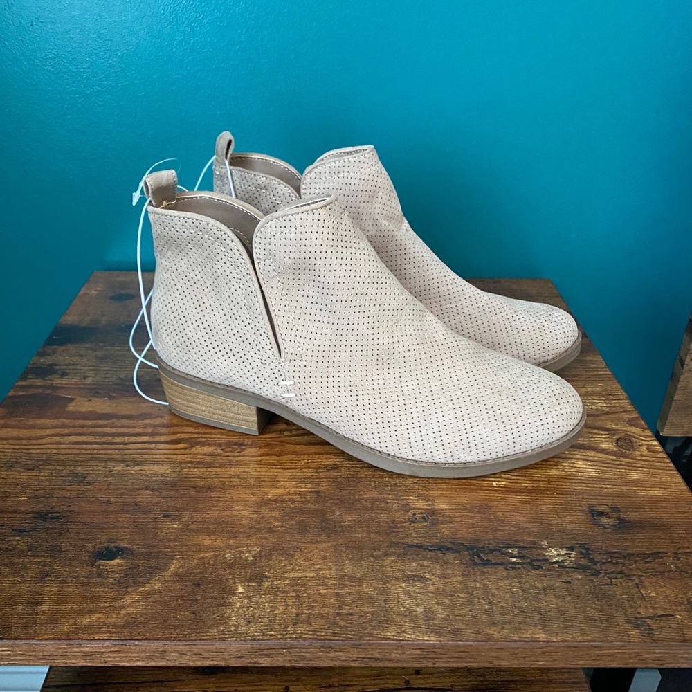 Universal Thread Cream Ankle Booties